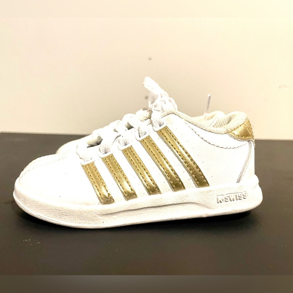 K-Swiss Classic VN Infant Baby Shoes Sneaker - White/Gold Size 6 EUC‎